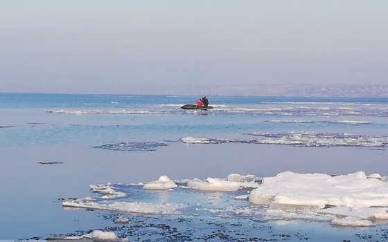 В Аккермане четверо детей на льдине отнесло почти на полкилометра от берега (фото) «фото»
