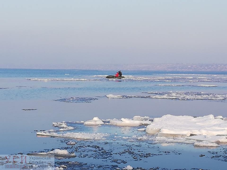 В Аккермане четверо детей на льдине отнесло почти на полкилометра от берега (фото) «фото»