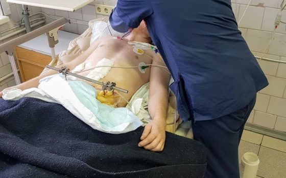 Тяжело раненого бойца доставили на медицинском борту в Одессу: требуется помощь (фото) «фото»