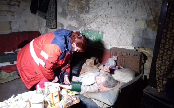 На Пересыпи “скорая” приехала к пожилой женщине, которая уже 11 лет живет на руинах своей квартиры (фото) «фото»