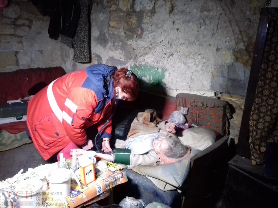 На Пересыпи “скорая” приехала к пожилой женщине, которая уже 11 лет живет на руинах своей квартиры (фото) «фото»