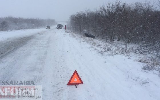 На трассе “Одессе-Рени” из-за метели слетают авто и фуры с дороги (фото) «фото»