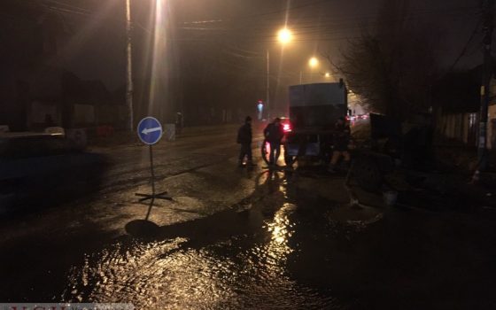 На Львовской затопило улицу – рабочие “Инфокса” меняют заклинившую задвижку (фото) «фото»