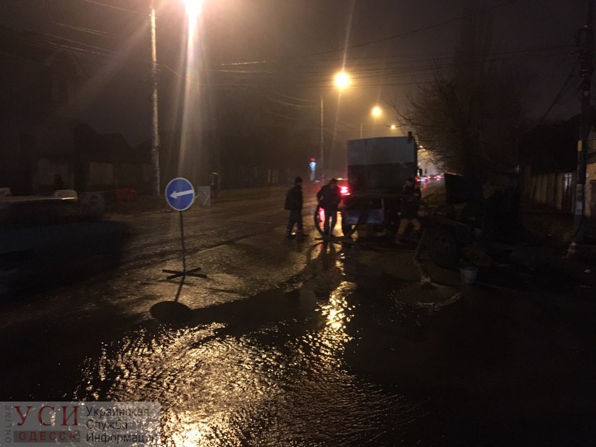 На Львовской затопило улицу – рабочие “Инфокса” меняют заклинившую задвижку (фото) «фото»
