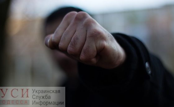 “Братишка, может, договоримся?”: в Черноморске грабитель повалил парня на землю и начал душить «фото»