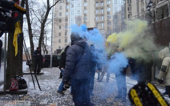 Активист, задержанный у консульства РФ, вернулся, чтобы бросить фаер – и его снова задержали «фото»