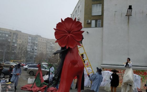 Скульптор, работы которого назвали абсурдными на социальной платформе, создал скульптуру Красной туфли за свои деньги (фото, видео) «фото»