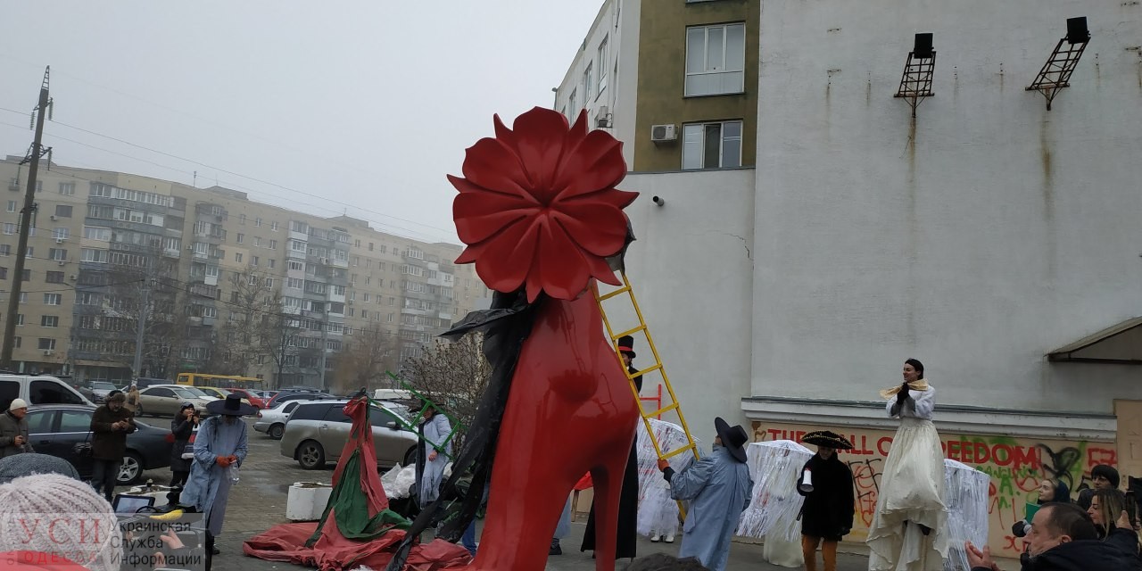 Скульптор, работы которого назвали абсурдными на социальной платформе, создал скульптуру Красной туфли за свои деньги (фото, видео) «фото»