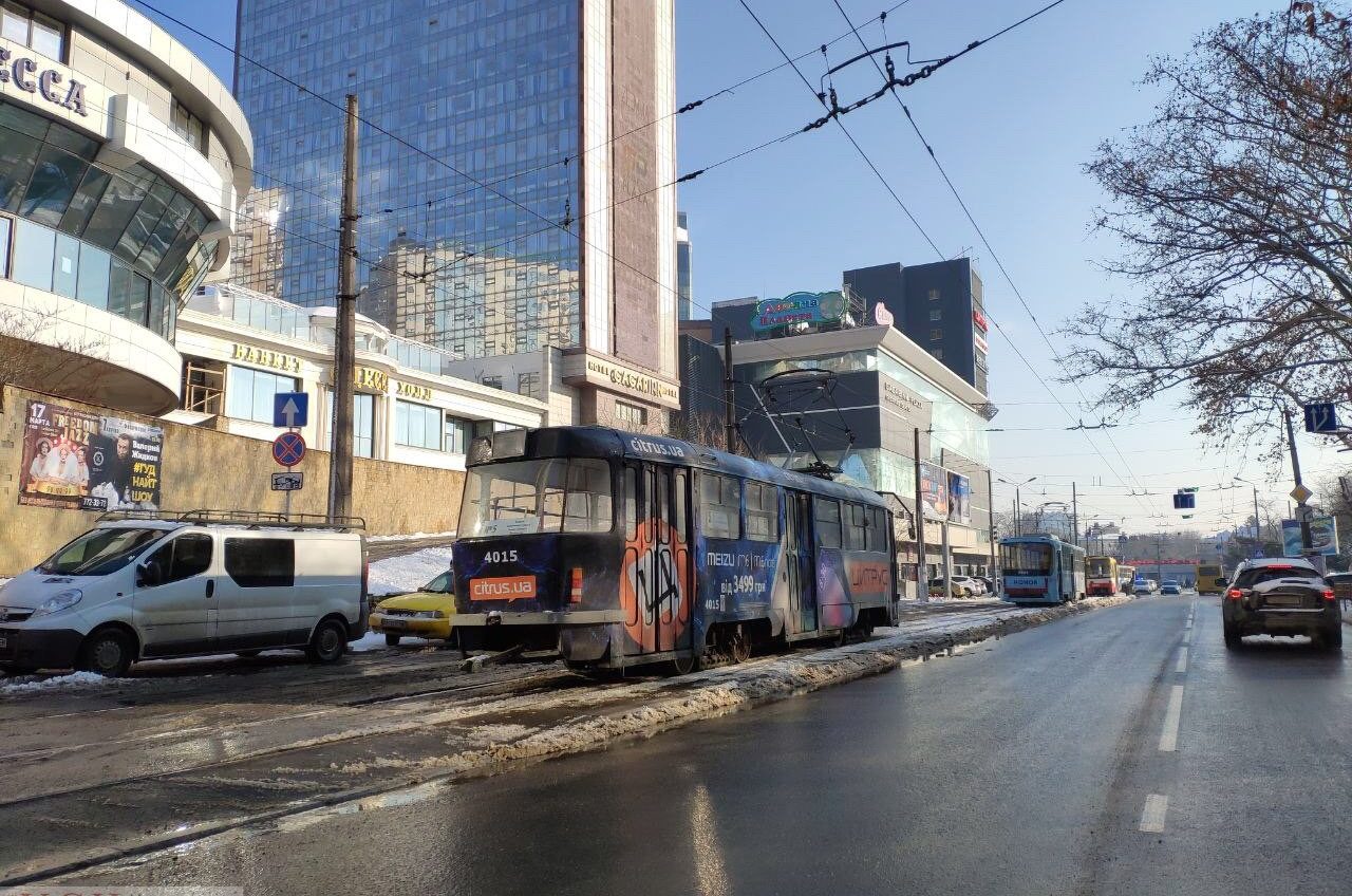 В Аркадии “евробляхер” заблокировал движение трамваев (фото) usionline.com В Аркадии “евробляхер” заблокировал движение трамваев (фото) «фото»
