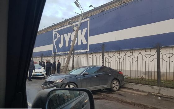 На Среднефонтанской автомобиль снес столб: скопилась огромная пробка (фото) «фото»