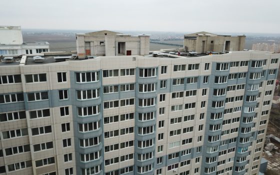 “Дом-призрак”: как выживают и борются за нормальное существование жильцы брошенной высотки “Стройтехснаба” в Черноморске «фото»