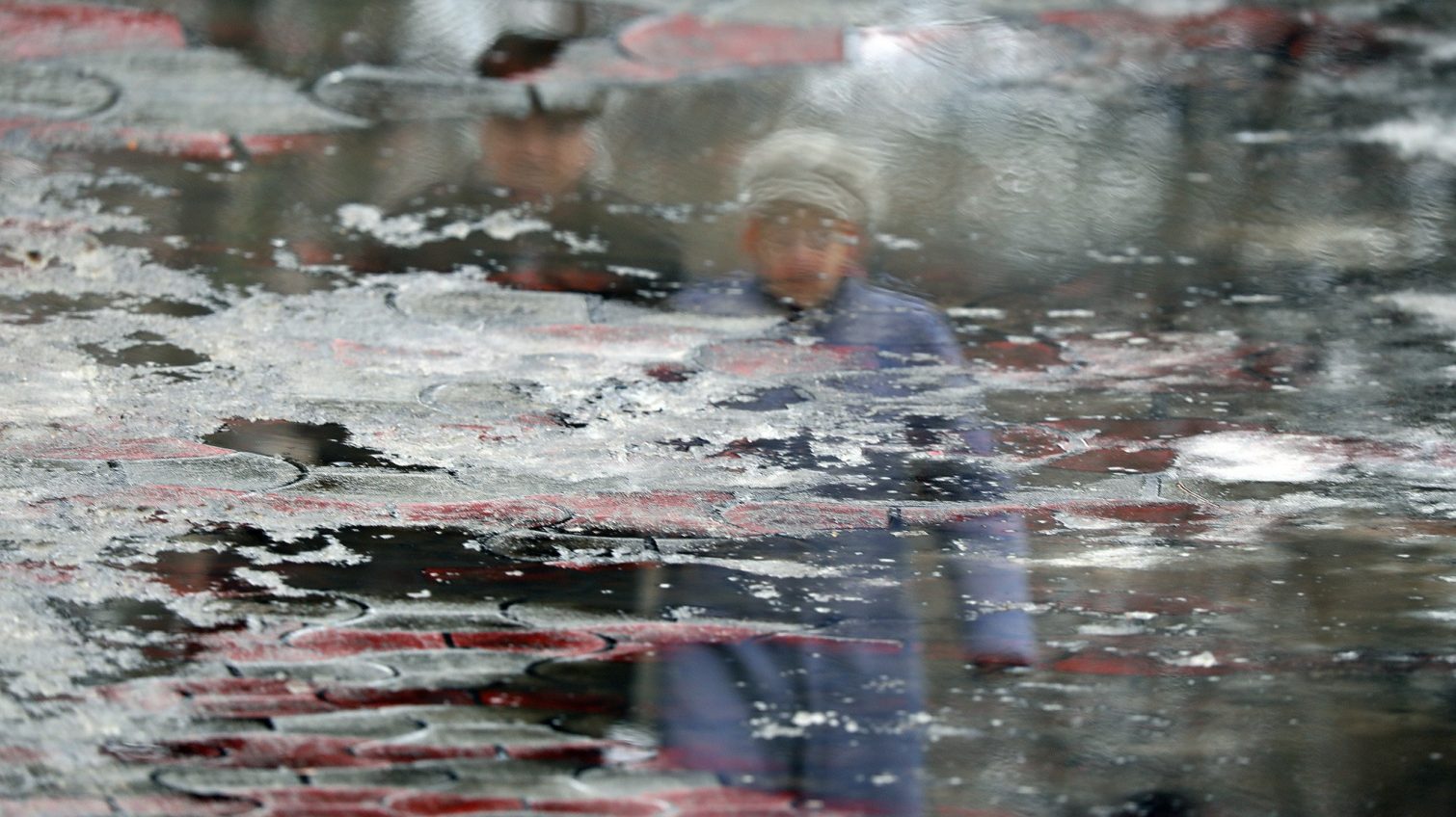 Тает снег: улицы Одессы “украсили” озера из луж (фоторепортаж) «фото»