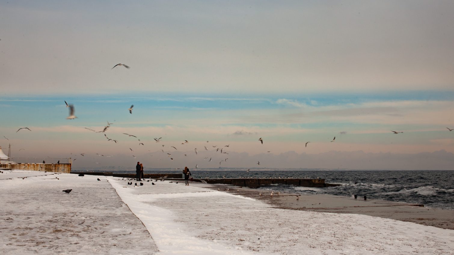 Зимний отдых: одесситы гуляют по заснеженным пляжам и катаются на санках с горки (фото, видео) «фото»