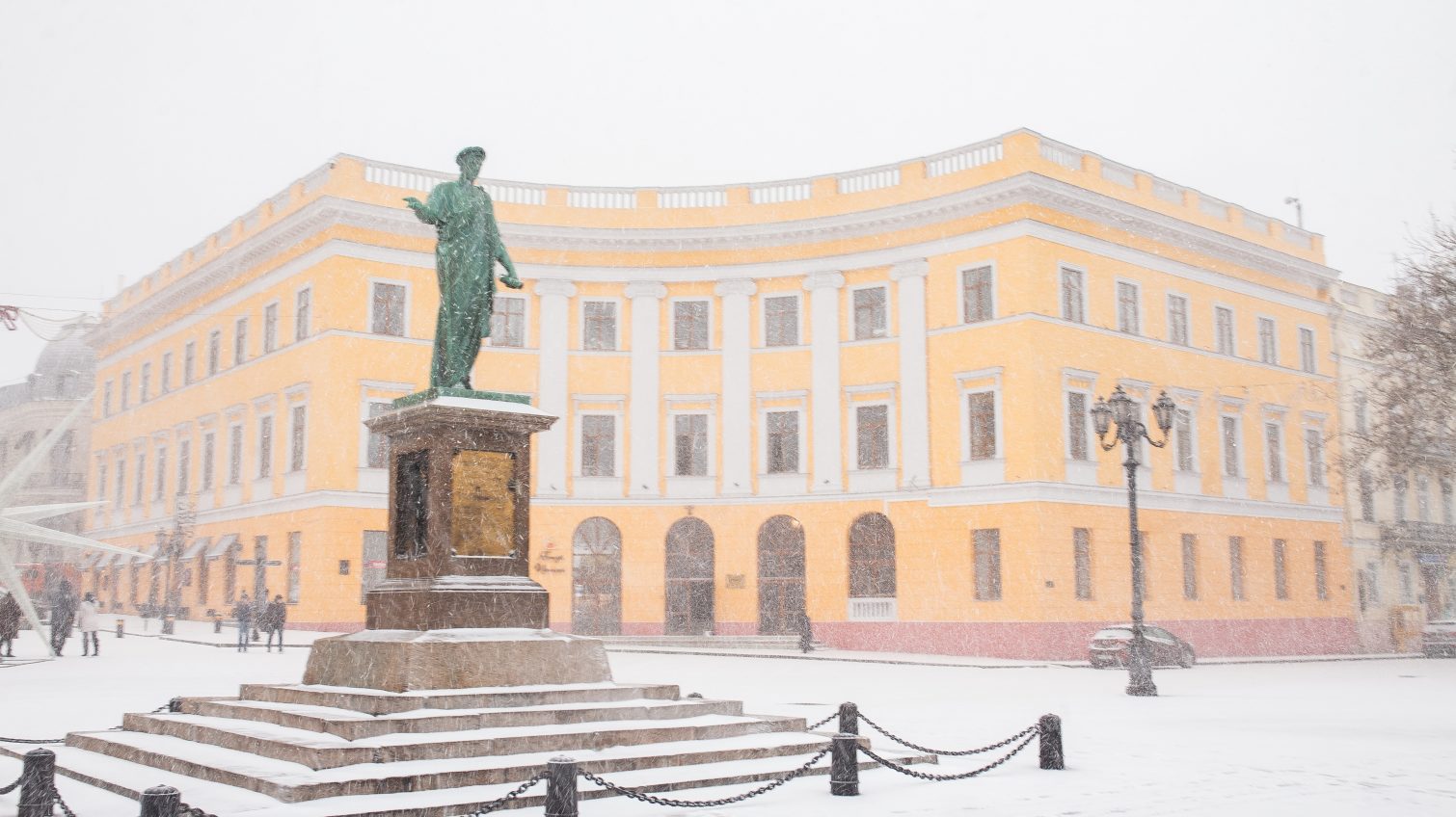 Одессу на несколько часов засыпало сильным снегопадом (фоторепортаж) «фото»