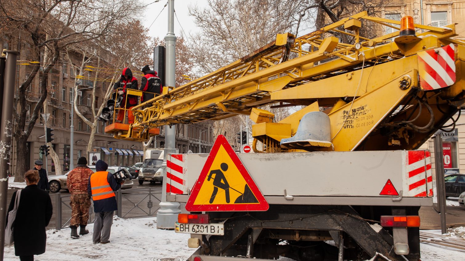 В центре Одессы 2,5 месяца не устанавливали светофоры “из-за погодных условий” (фото) «фото»