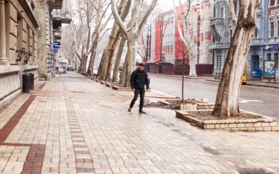 Гололед в Одессе: бегуны скользят на Трассе Здоровья, прохожие развлекаются на мостовых как на катке (видео) «фото»