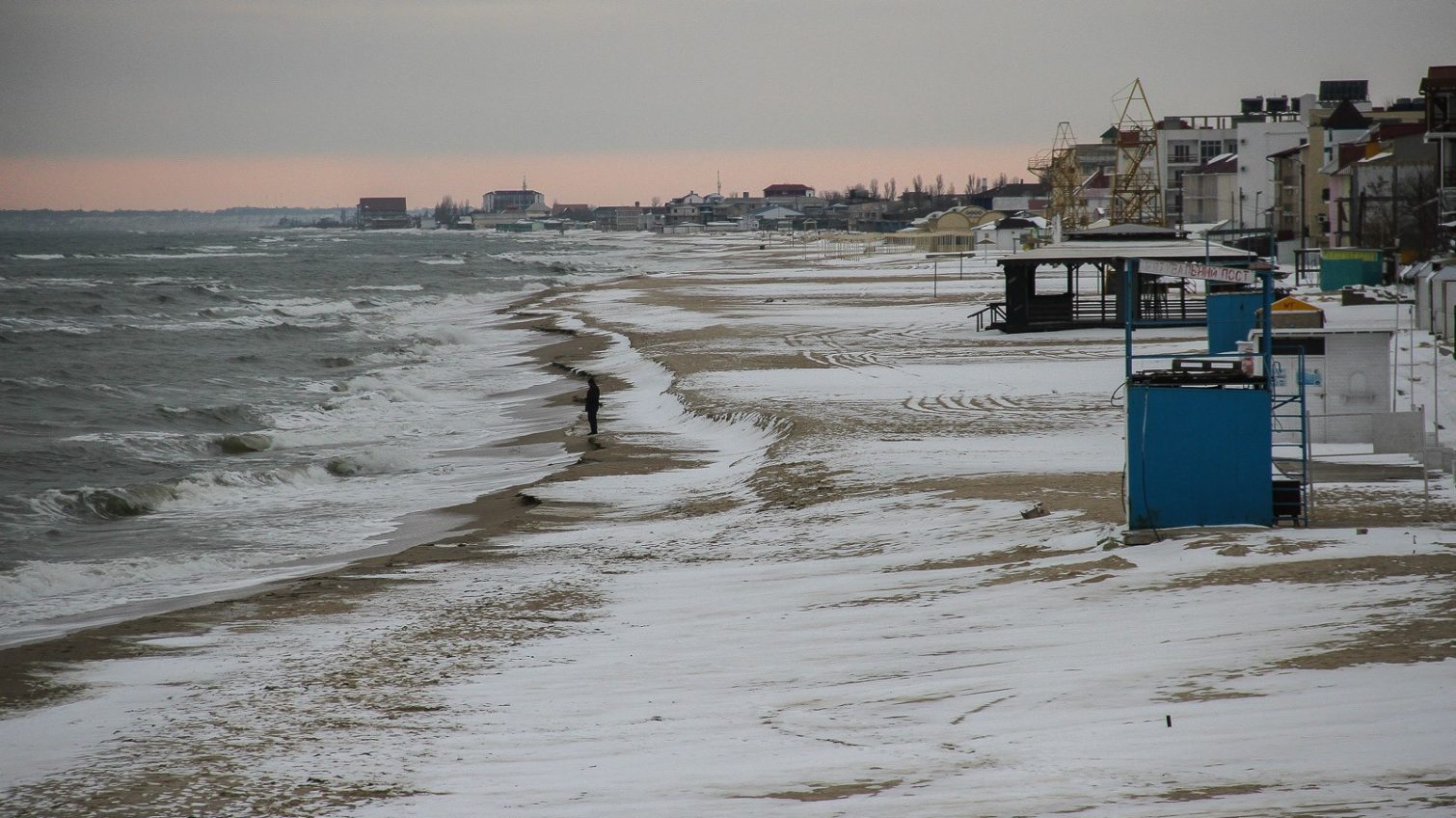 Морозная Затока встречает редких посетителей усыпанными снегом пляжами и обледенелыми улицами (Фоторепортаж) «фото»