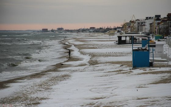 Морозная Затока встречает редких посетителей усыпанными снегом пляжами и обледенелыми улицами (Фоторепортаж) «фото»