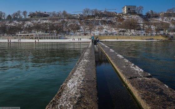 Одесситы вышли на прогулку по заснеженному пляжу на 16-й Фонтана (фоторепортаж) «фото»