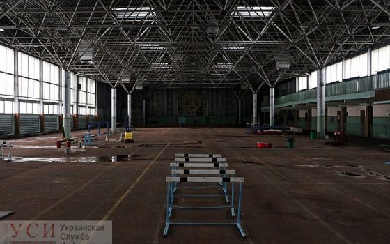 В одесском манеже “Олимпиец” продолжают протекать потолки, но уже есть один новый туалет (фоторепортаж) «фото»