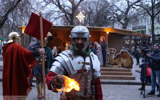 Древнеримские легионеры прошлись с факелами по Дерибасовской и фотографировались с прохожими (фото) «фото»