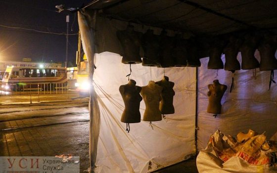 Киберпанк, который мы заслужили: неоновые огни и ночная торговля “Привоза” после закрытия (фоторепортаж) «фото»