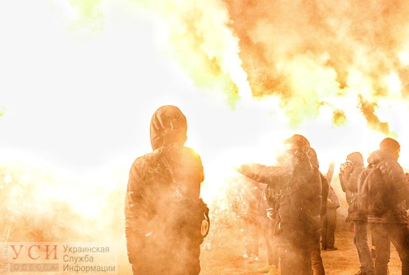 “SOS – Одесса” – активисты жгли фаеры и запускали сигнальные ракеты, чтобы привлечь внимание к проблемам города (фото) «фото»
