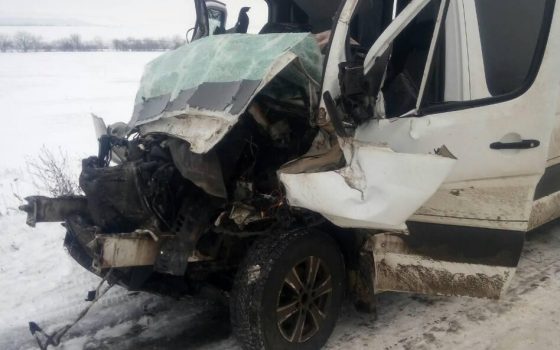 На затяжном спуске у Знаменки микроавтобус с людьми влетел в грузовик (фото) «фото»