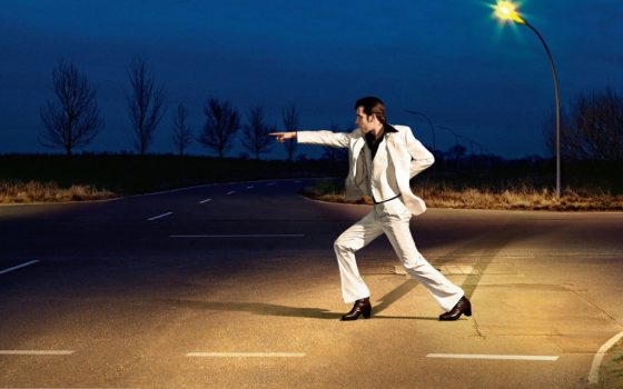 Под Одессой мужчина избил полицейского, который попросил его не танцевать на проезжей части «фото»