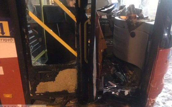 В Одессе легковая машина врезалась в троллейбус: от удара пострадал водитель и припаркованные автомобили (фото, видео) «фото»