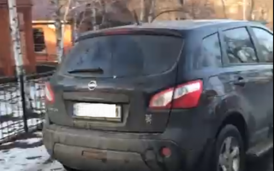 На Молдаванке автохам за рулем внедоржника проехал по аллее парка к церкви мимо гуляющих детей (видео) «фото»