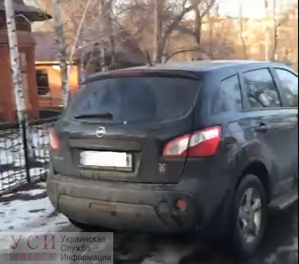 На Молдаванке автохам за рулем внедоржника проехал по аллее парка к церкви мимо гуляющих детей (видео) «фото»