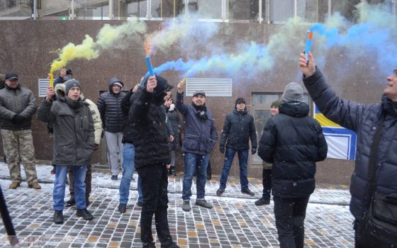 Активисты зажгли фаера у входа в Генконсульство РФ в Одессе и облили вход краской (фото) «фото»