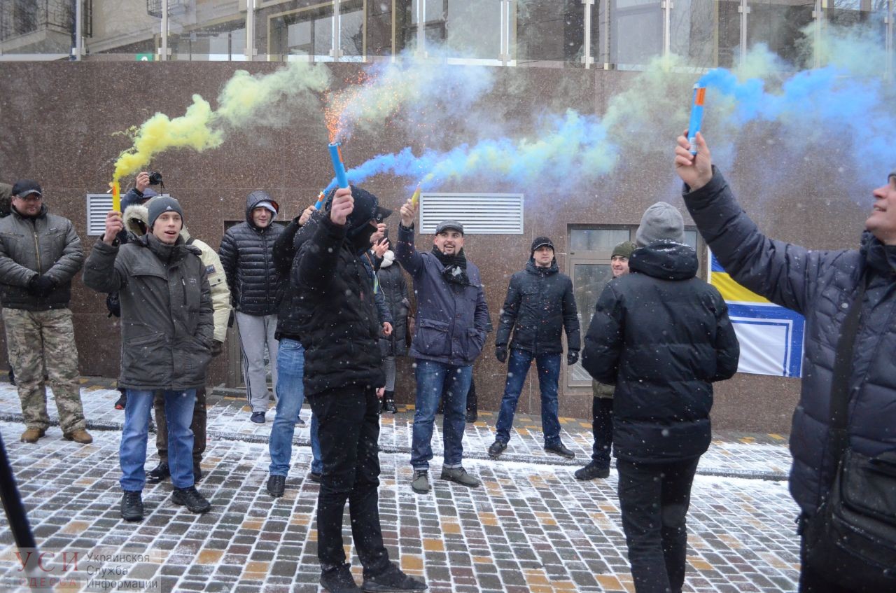 Активисты зажгли фаера у входа в Генконсульство РФ в Одессе и облили вход краской (фото) «фото»