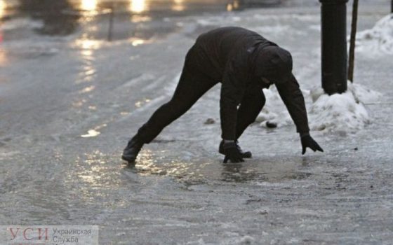Под Одессой люди подарили главе сельсовета ведро с песком в знак протеста против нерасчищенных дорог (видео) «фото»