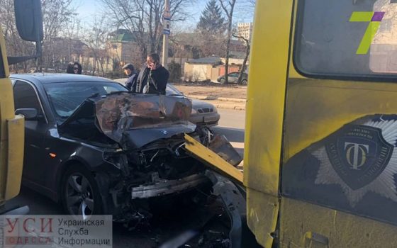 На поселке Котовского столкнулись маршрутка и две иномарки: несколько пассажиров автобуса пострадали (фото) «фото»