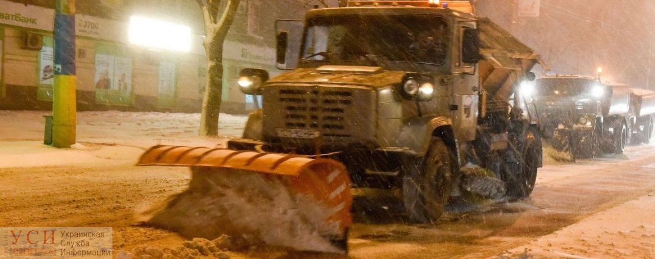 Снег в Одессе: колонны спецтехники с сопровождением чистят дороги (видео) «фото»
