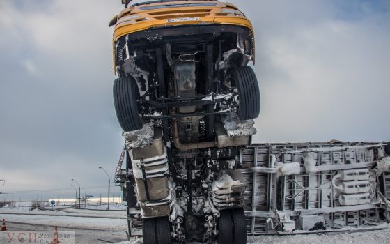 Фура перевернулась по дороге в Одессу и нависла над встречкой (фото) «фото»
