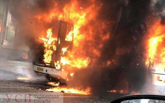 На Балковской сгорела 208-я маршрутка: пожар начался в моторном отсеке (фото) «фото»