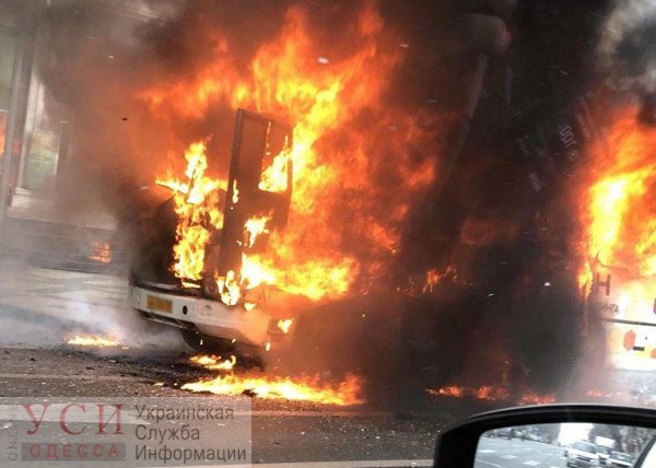 На Балковской сгорела 208-я маршрутка: пожар начался в моторном отсеке (фото) «фото»