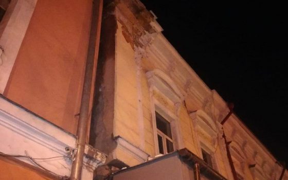 На отреставрированной Тираспольской площади начал разрушаться фасад дома (фото) «фото»