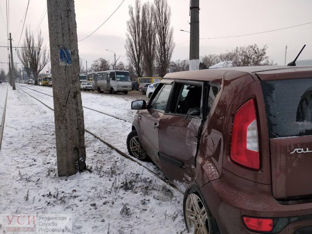 В Лузановке машина на скользкой дороге въехала в опору: пострадал ребенок, а трамваи остановились (фото) «фото»