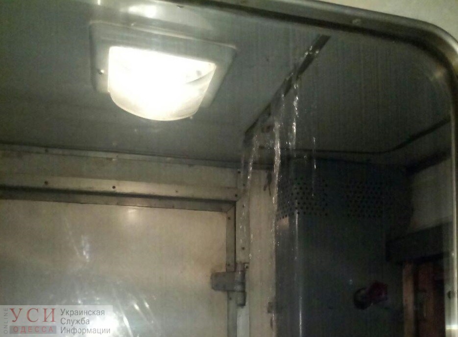 Густой пар и вода: пассажиров поезда “Ужгород-Одесса” залило кипятком, намокли вещи и багаж (фото, видео) «фото»