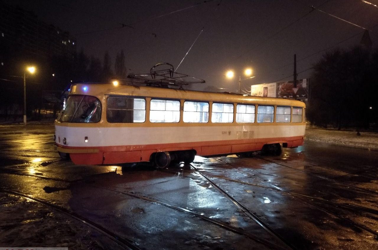 Рано утром на Молдаванке трамвай боком разъехался по параллельным путям (фото) «фото»