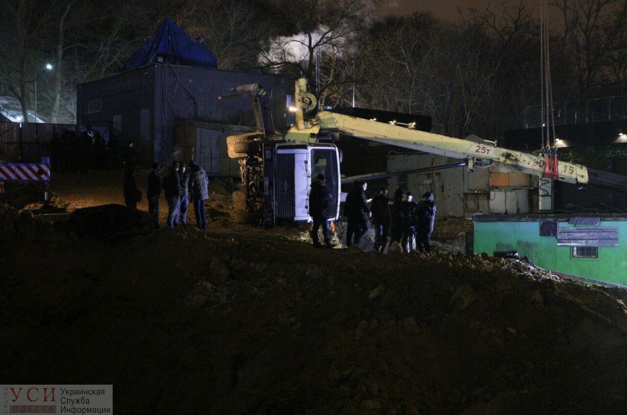 На Ланжероне упал строительный кран: есть погибший (фото) ОБНОВЛЕНО «фото»