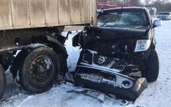 Автомобиль врезался в фуру на неочищенном участке трассы Одесса-Киев: есть пострадавший (фото) «фото»
