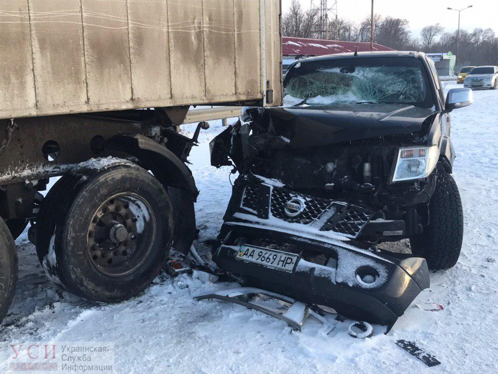 Автомобиль врезался в фуру на неочищенном участке трассы Одесса-Киев: есть пострадавший (фото) «фото»