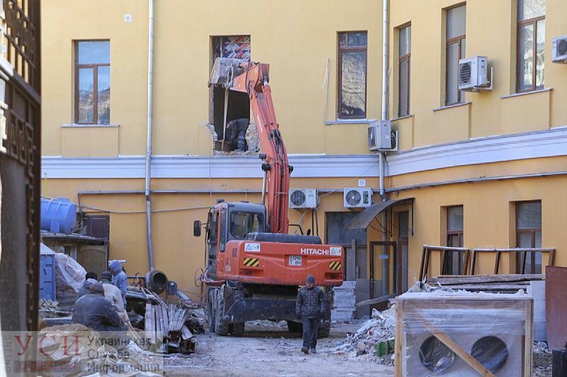 В Воронцовском переулке во дворе полуциркульного дома началась стройка: рушат задний фасад памятника архитектуры (фото) «фото»