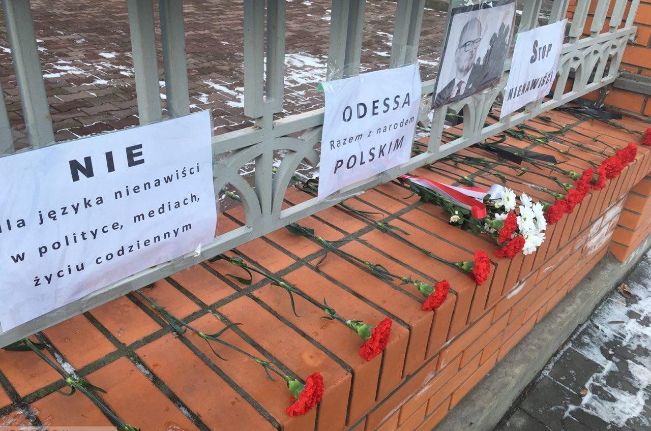 К Польскому посольству в Одессе принесли цветы, чтобы почтить память убитого мэра Гданьска (фото) «фото»