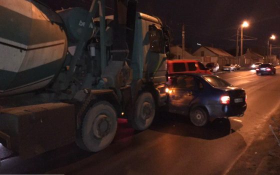 У автовокзала бетономешалка въехала в легковушку: движение стоит (фото) «фото»